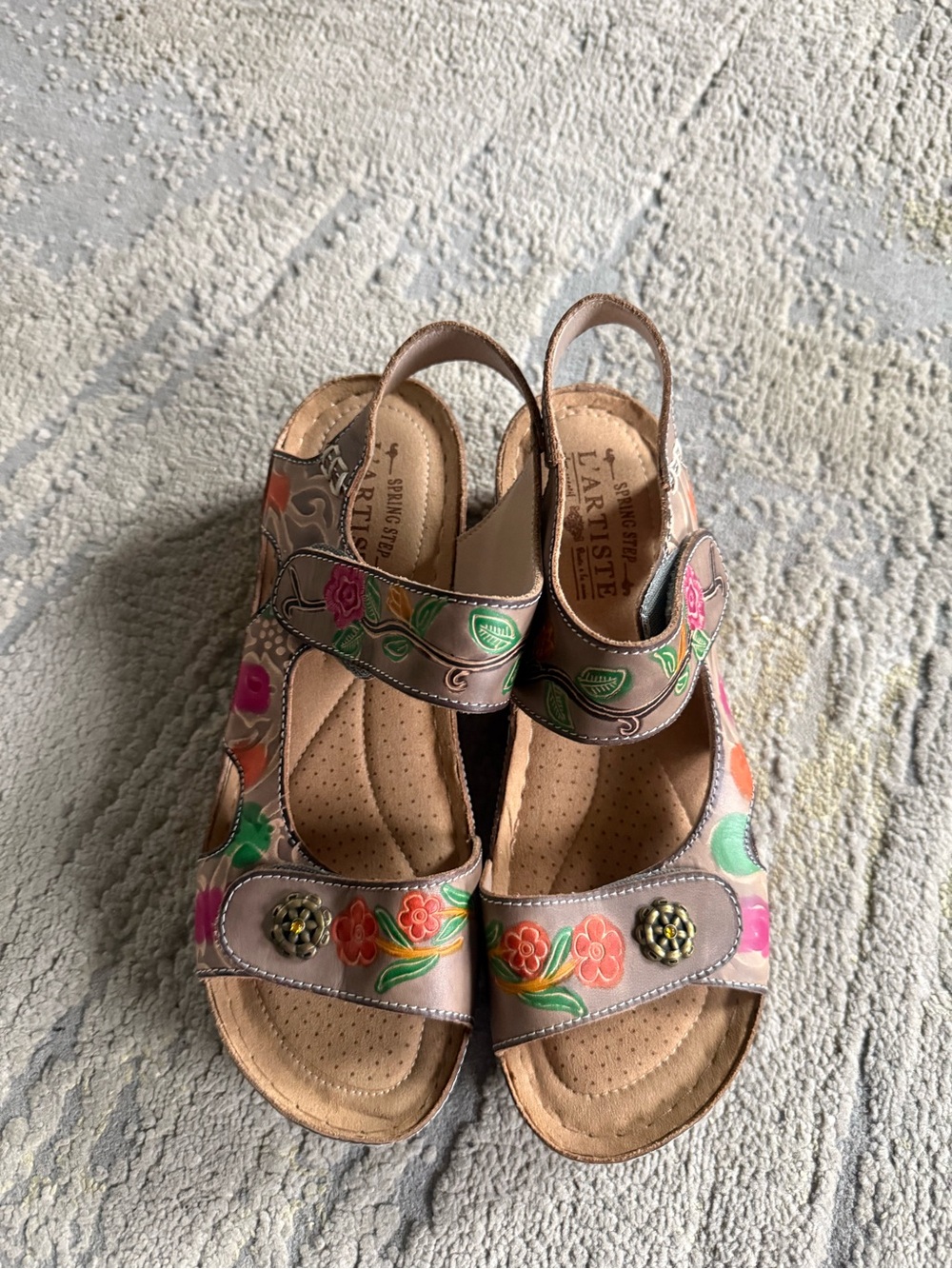 L'Artiste leather floral wedge sandals tan taupe pink orange green slingback 8.5